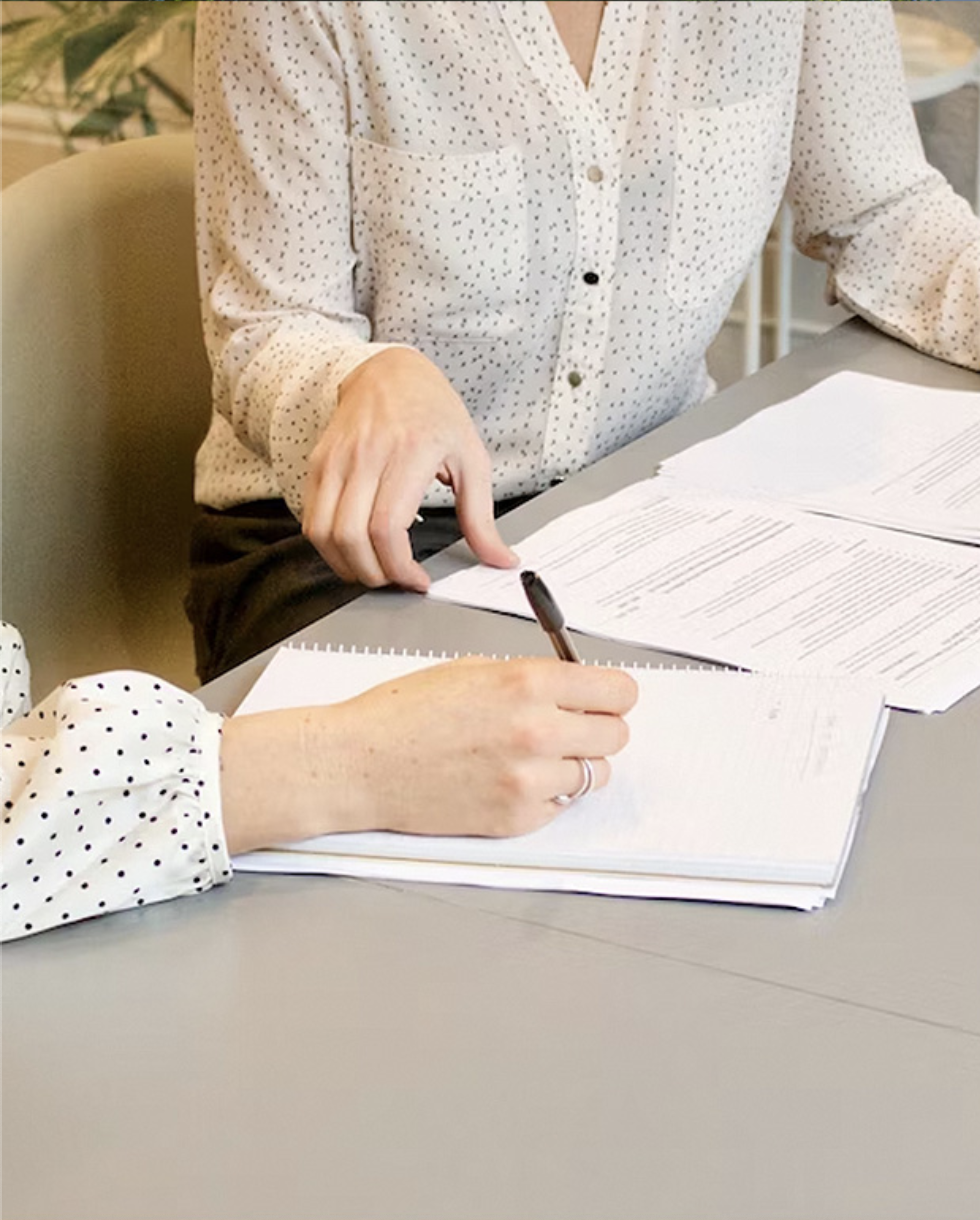 2人の女性がミーティングをしている様子
