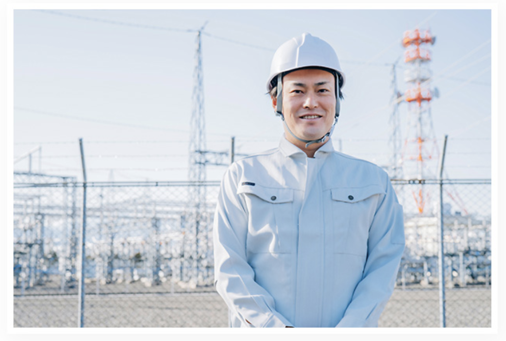 作業着でヘルメットを着用している男性