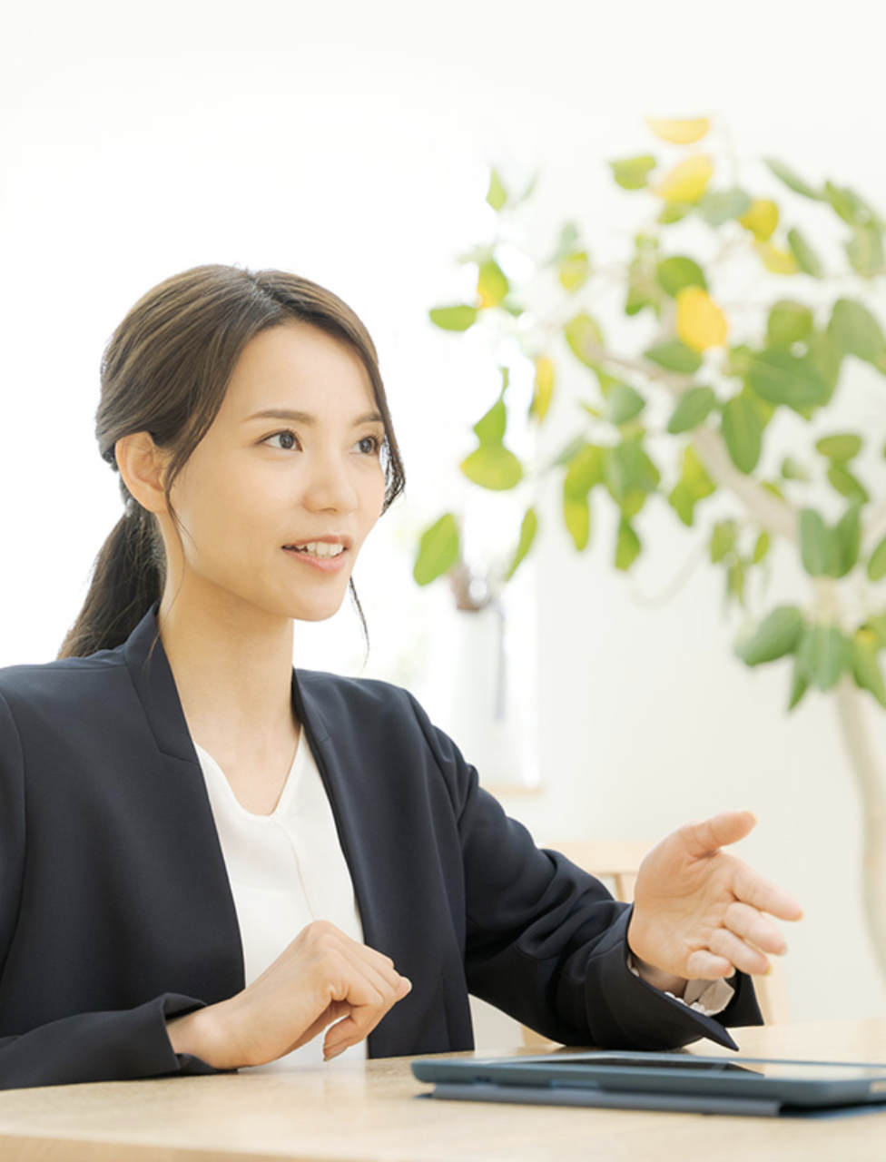 スーツを着た女性