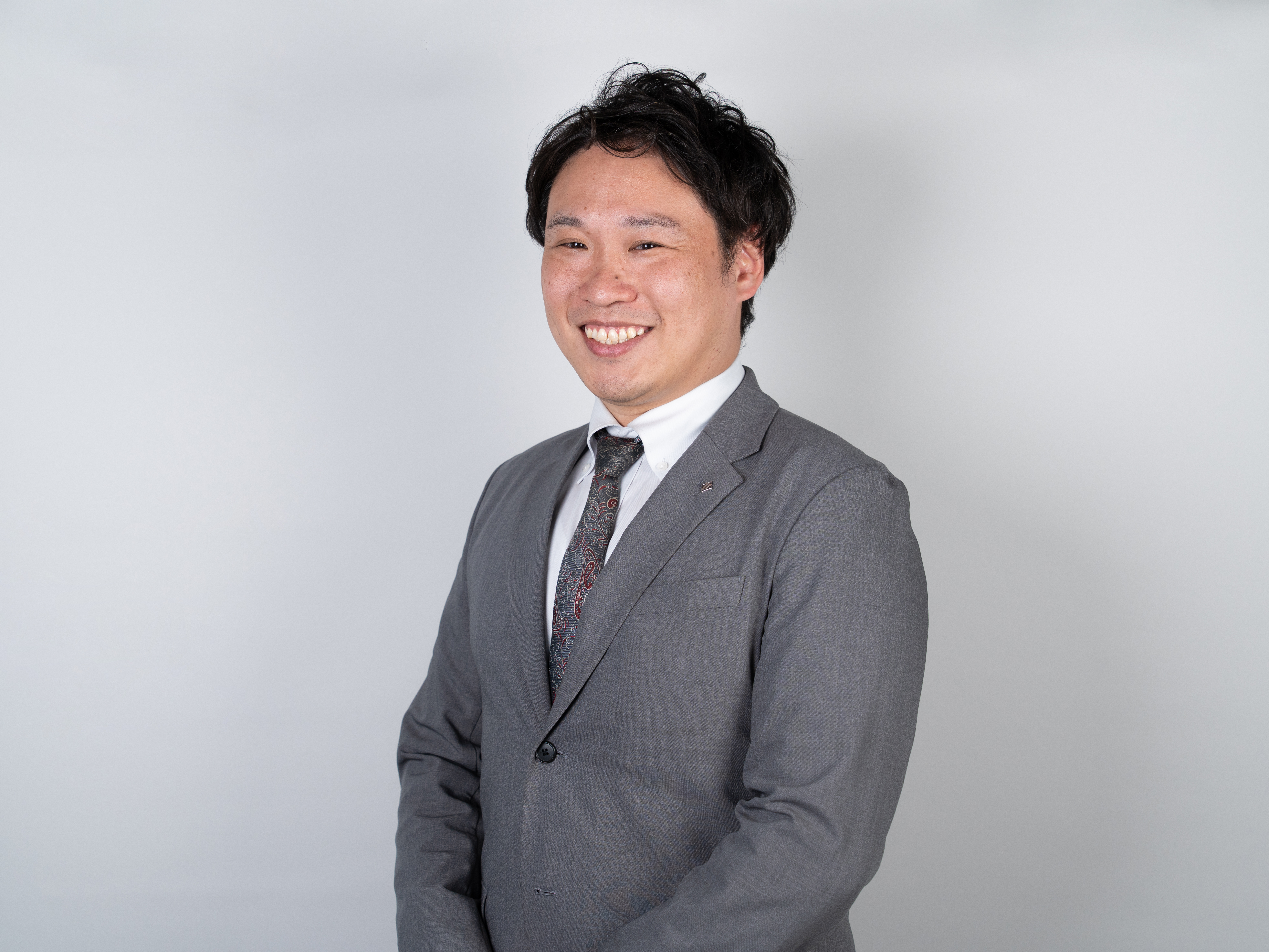 グレーのスーツを着た男性