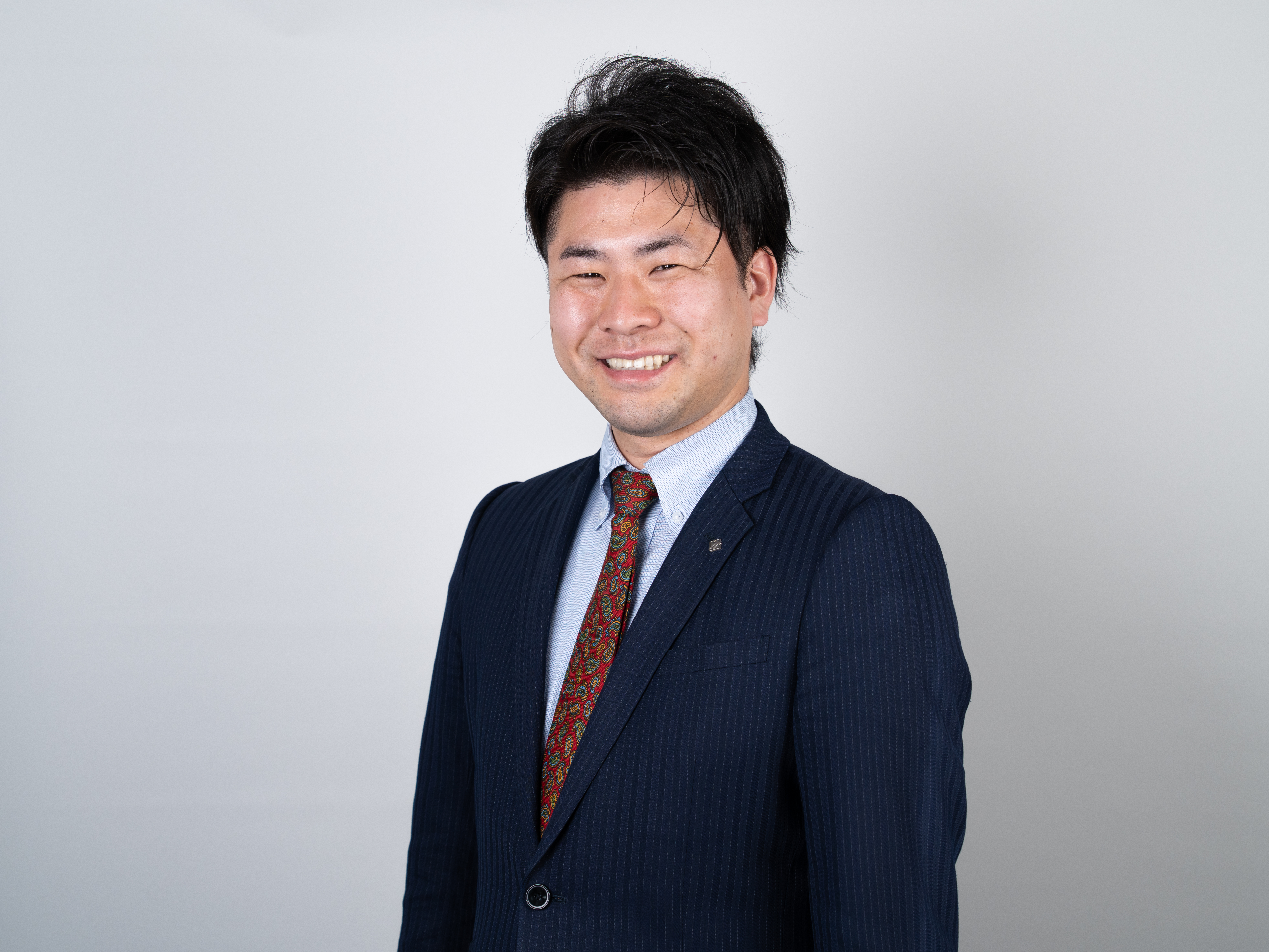 紺色のスーツを着た男性