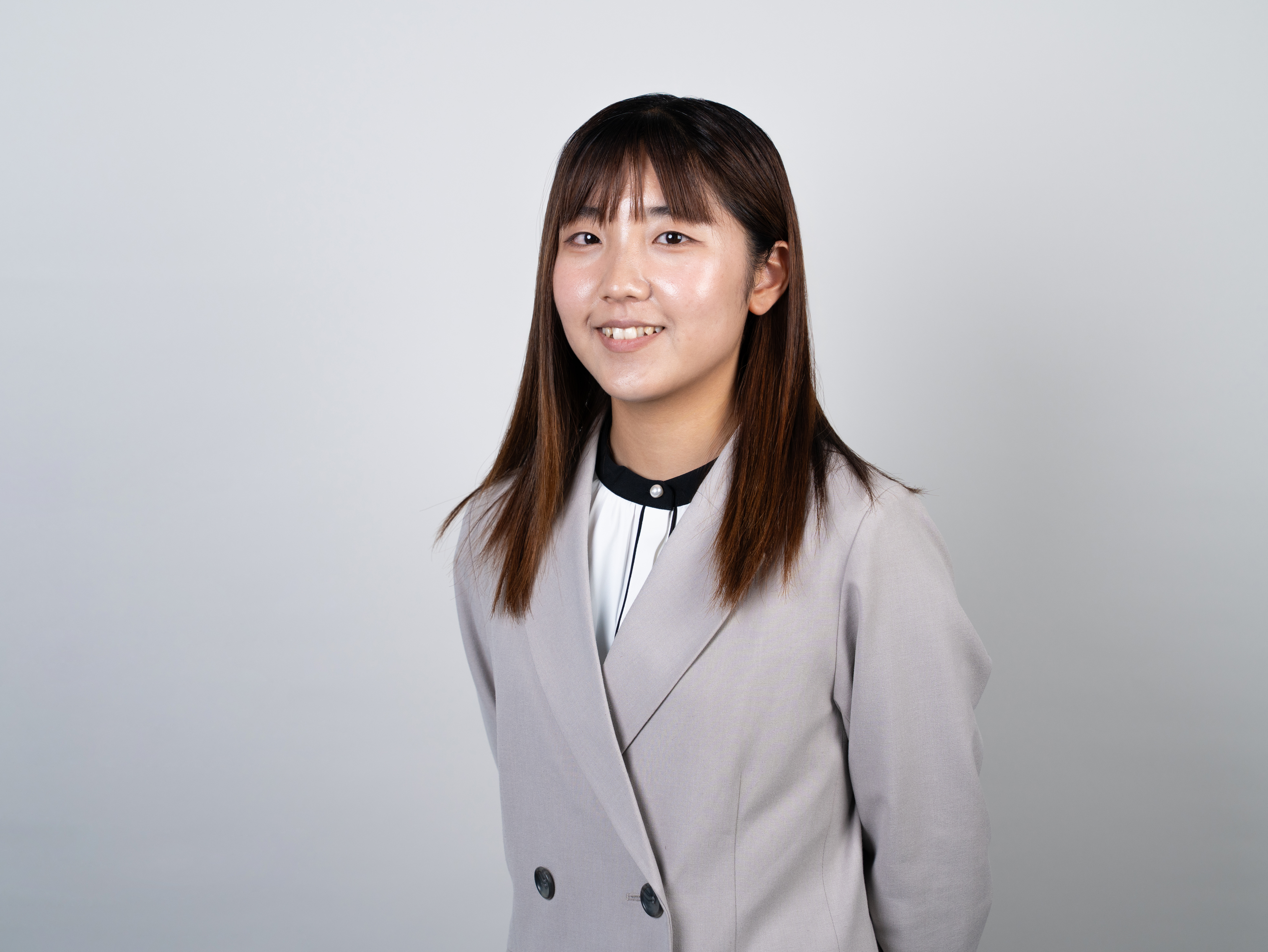 グレーのスーツを着た女性