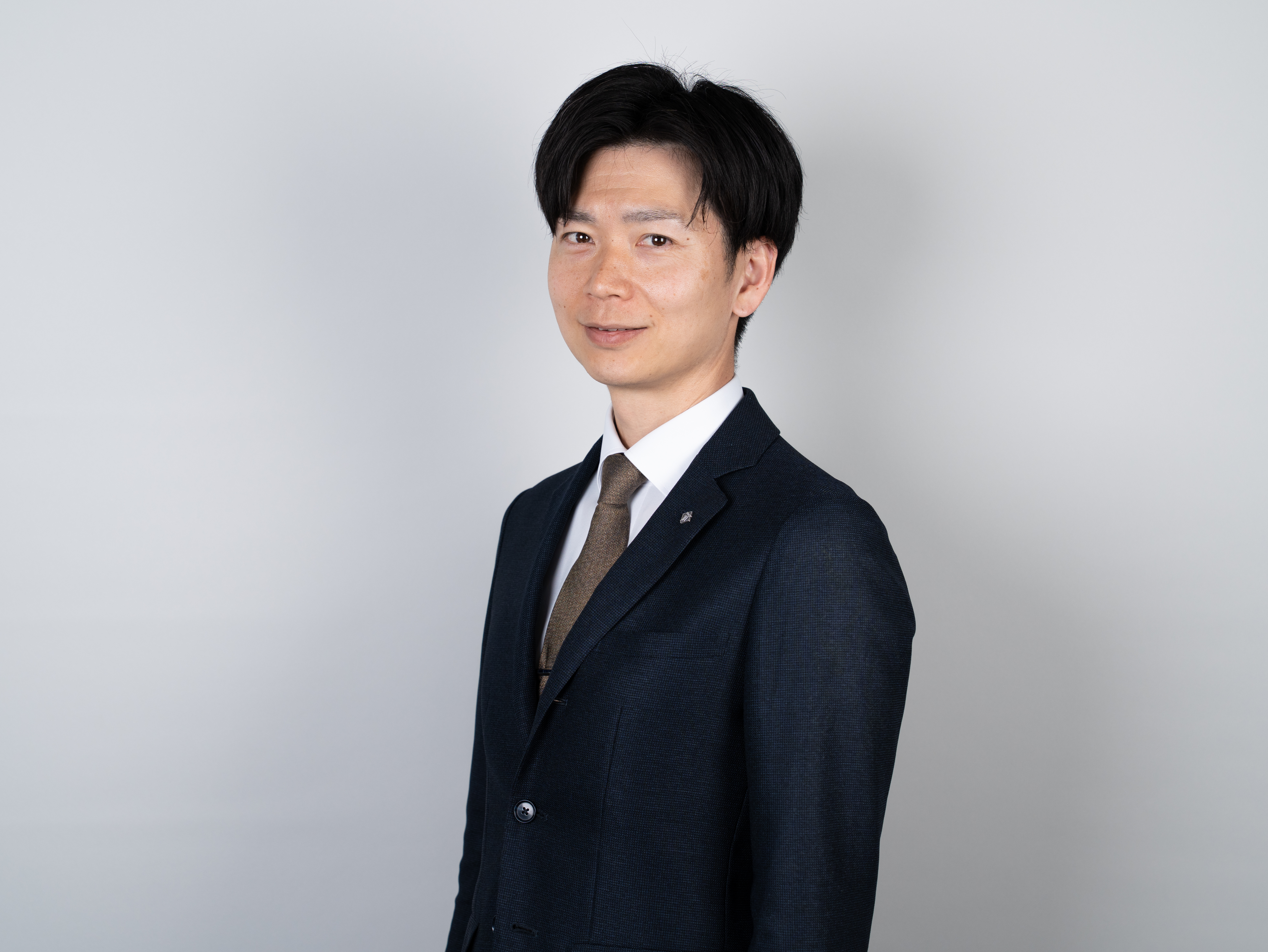 黒色のスーツを着た男性