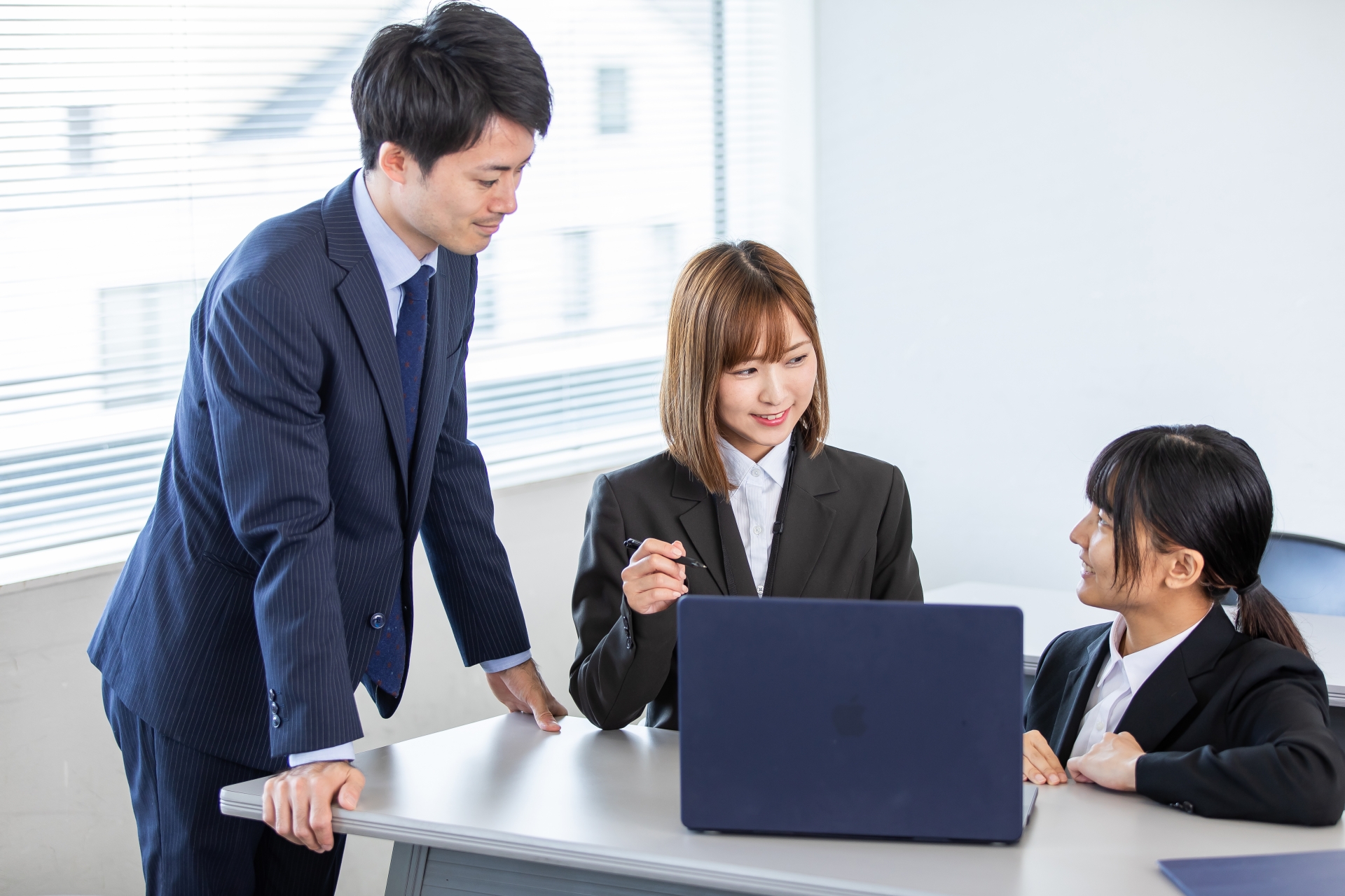 スーツを着た男性と女性が会話をしている様子