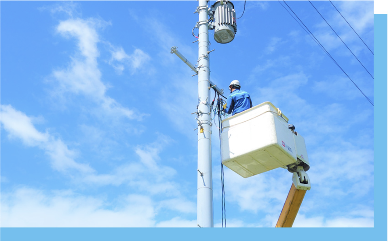 電気工事を施行している様子