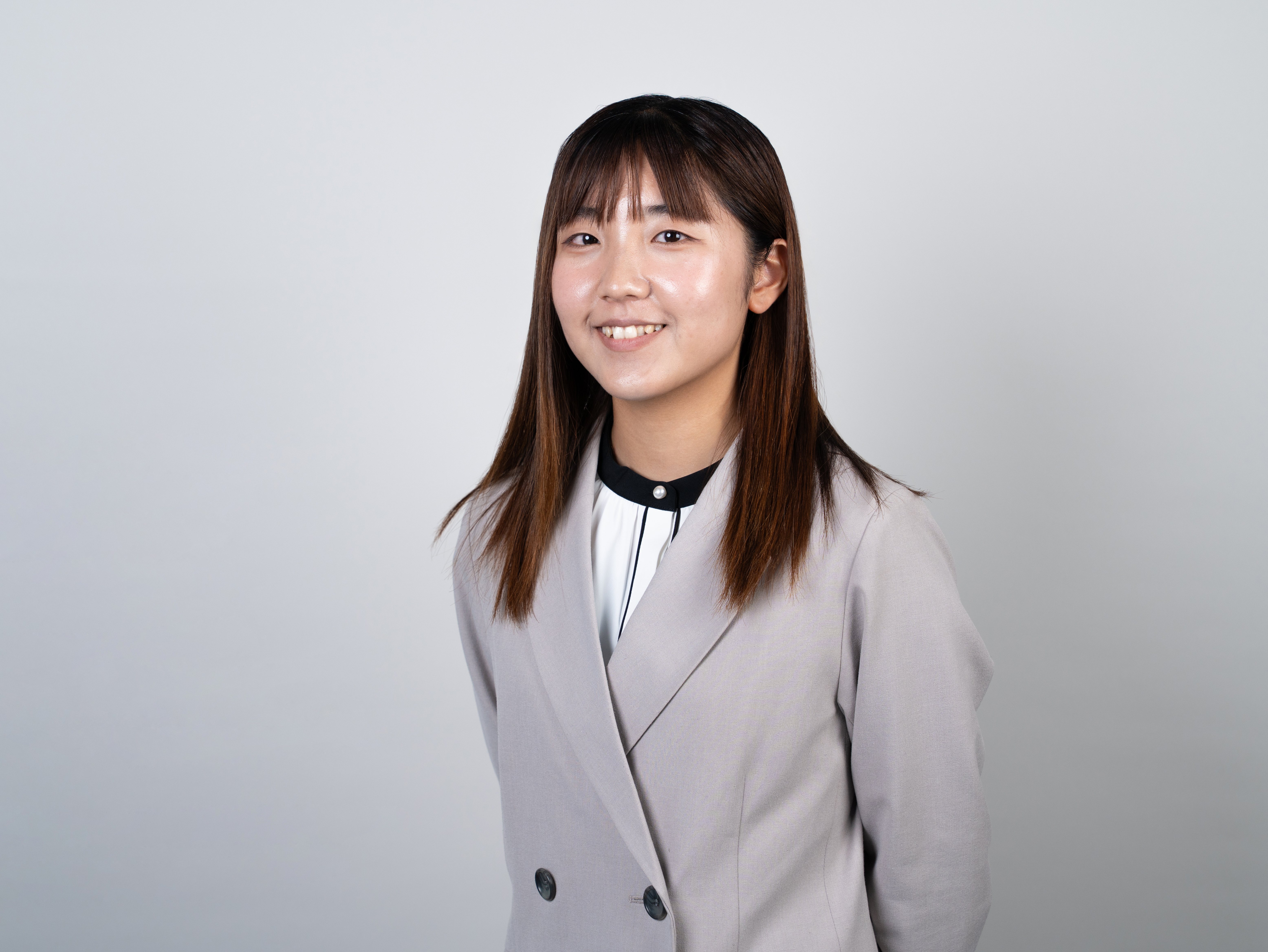 グレーのスーツを着ている女性