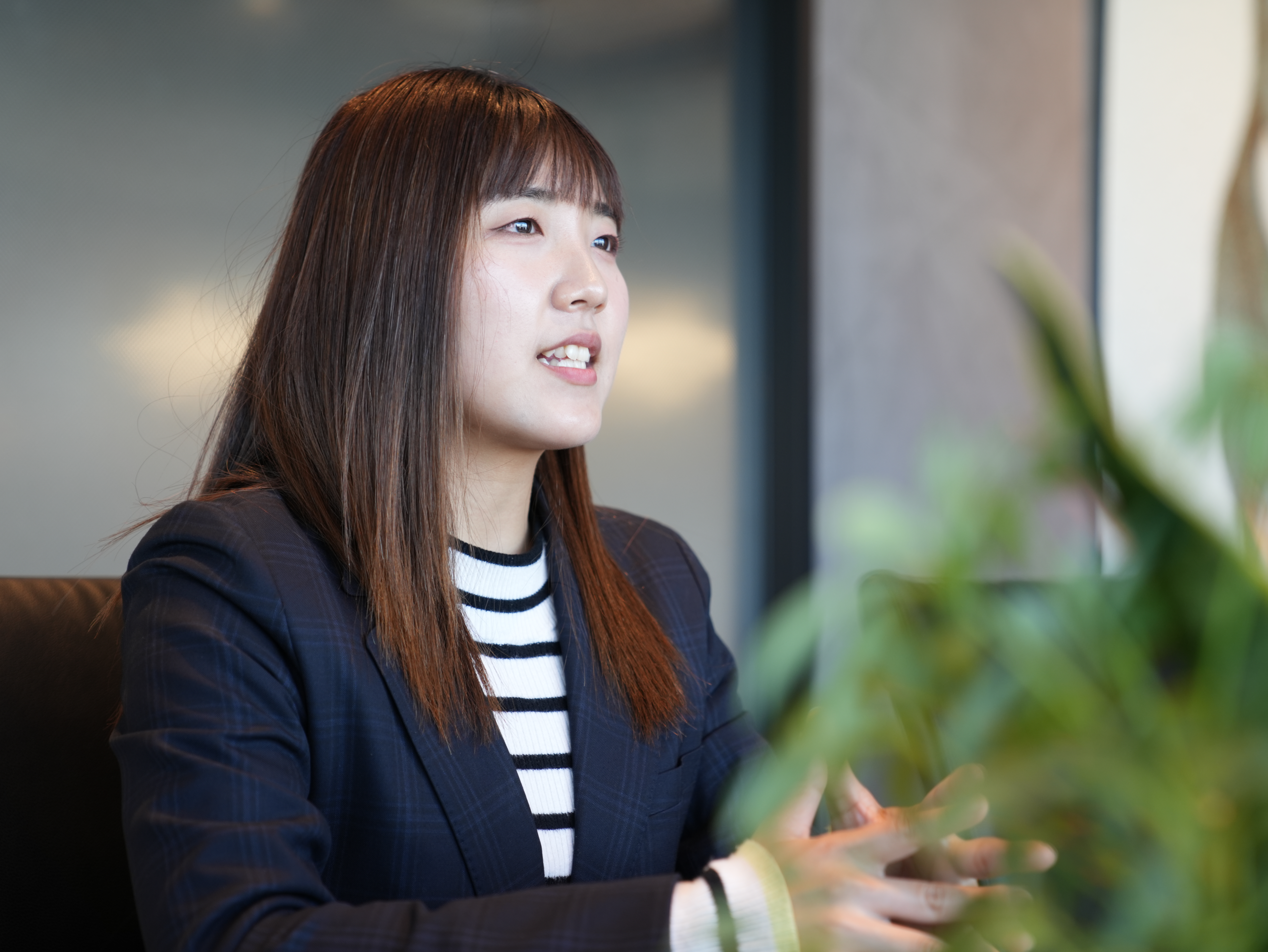 紺のスーツを着ている女性