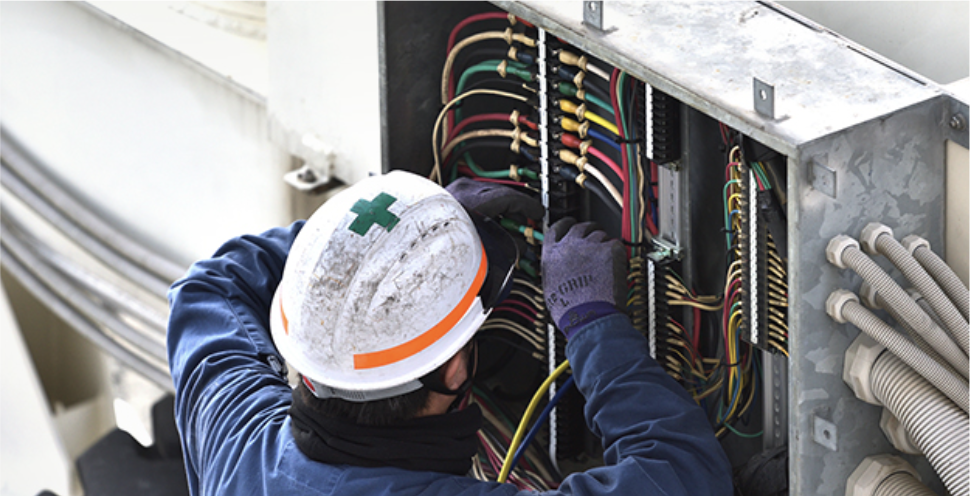 ヘルメットを被った作業員